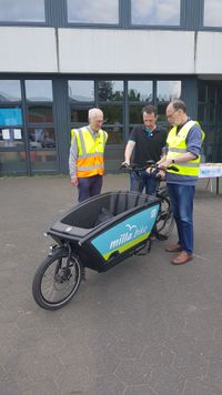 B&uuml;rgermeister testet das Lastenrad Milla.Bike